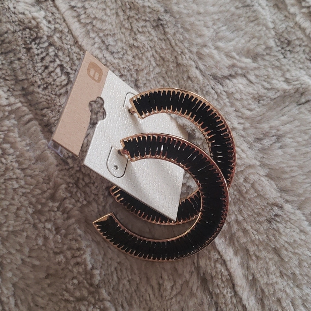 Buckle Thread Wrapped Hoop Earings - Picture 4 of 5